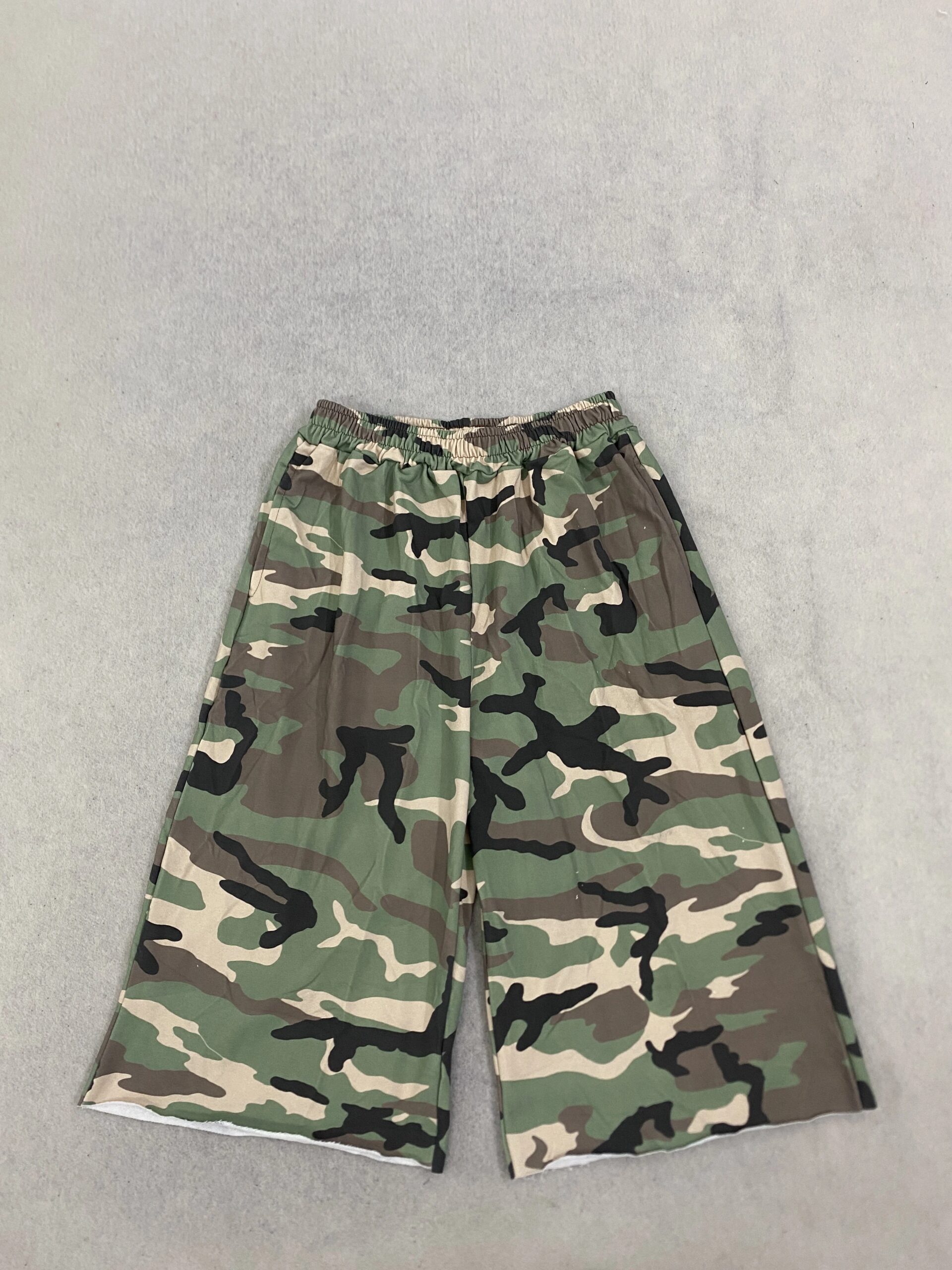 Unisex Camo Wide Leg Capri Pants Elastic Waist Raw Edge Pocket Loose Trousers Hip Hop Streetwear Daily Casual Mid Calf Bottoms Unisex Camo Wide Leg Capri Pants Elastic Waist Raw Edge Pocket Loose Trousers Hip Hop Streetwear Daily Casual Mid Calf Bottoms