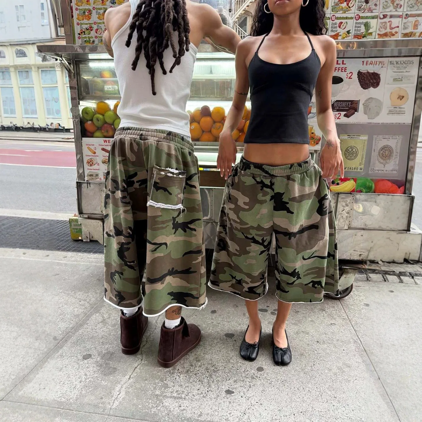 Unisex Camouflage Wide Leg Shorts Elastic Waist Loose Fit Baggy Shorts with Patch Pocket Casual Streetwear for Men and Women