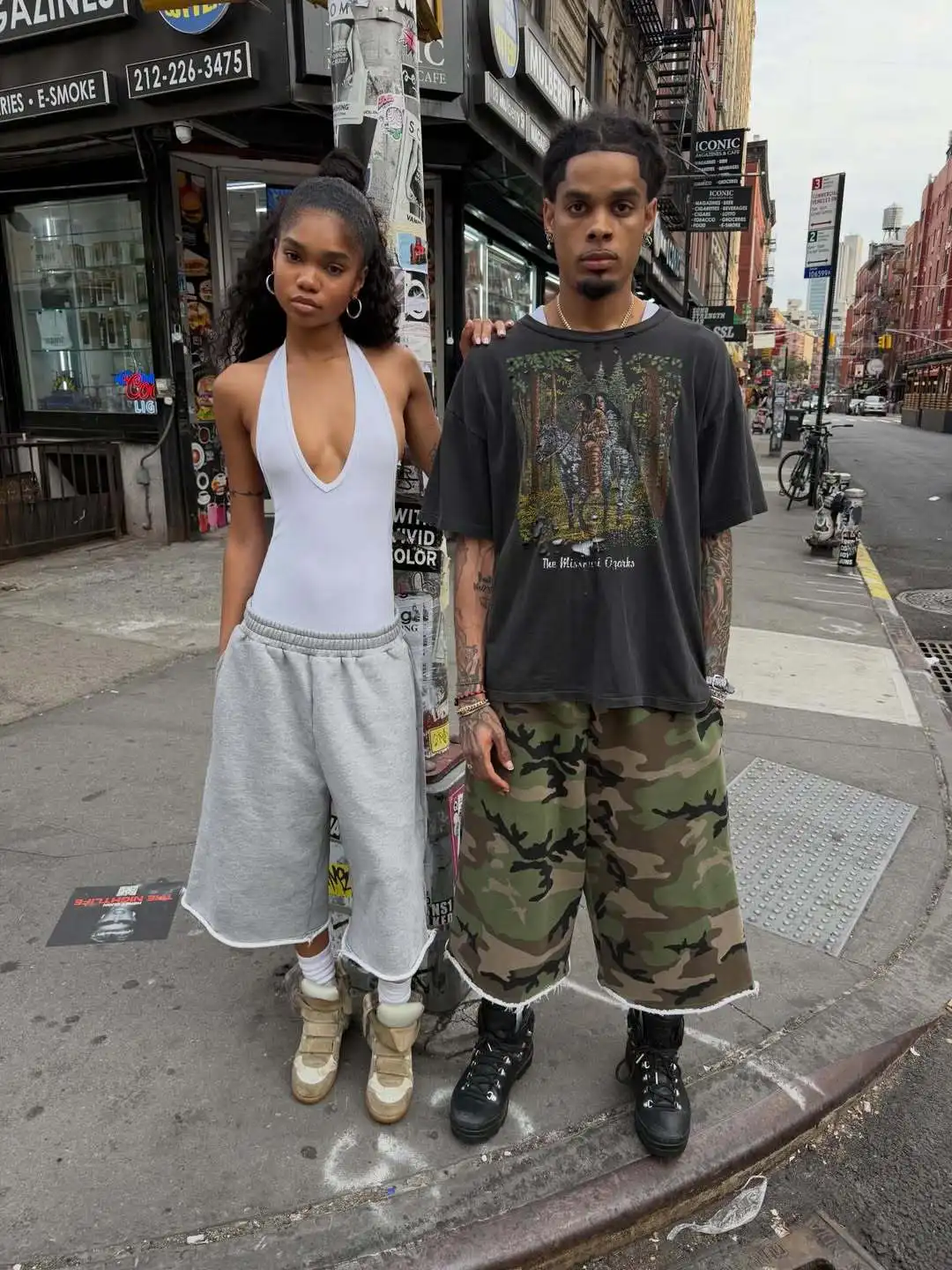 Unisex Camouflage Wide Leg Shorts Elastic Waist Loose Fit Baggy Shorts with Patch Pocket Casual Streetwear for Men and Women