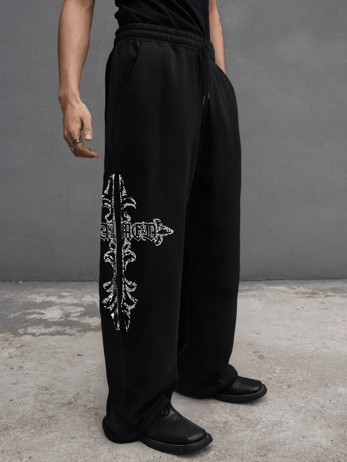 Cross-print straight-leg sweatpants with a loose fit. Unisex street style and casual style. Comfortable in all seasons.