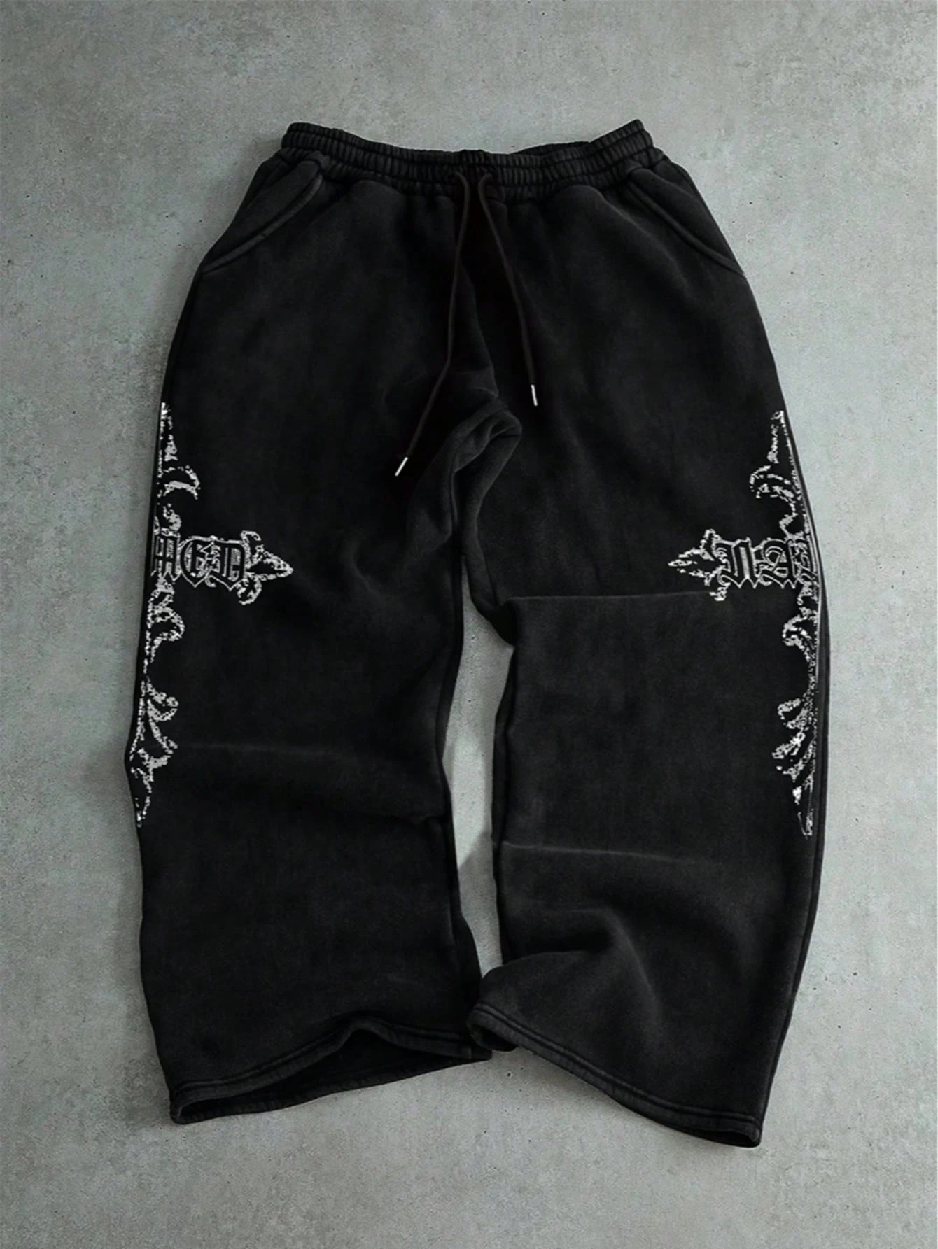 Cross-print straight-leg sweatpants with a loose fit. Unisex street style and casual style. Comfortable in all seasons.