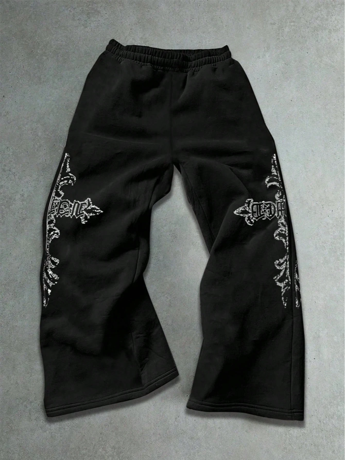 Cross-print straight-leg sweatpants with a loose fit. Unisex street style and casual style. Comfortable in all seasons.