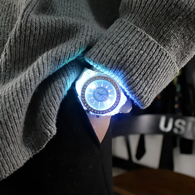 led Flash Luminous Watch Personality trends students lovers jellies woman men's watches 7 color light WristWatch bayan kol saati